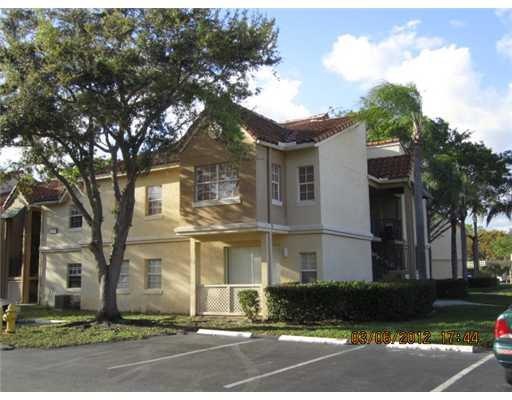 18320 NW 68th Ave unit L, Hialeah, FL 33015 - photo 1