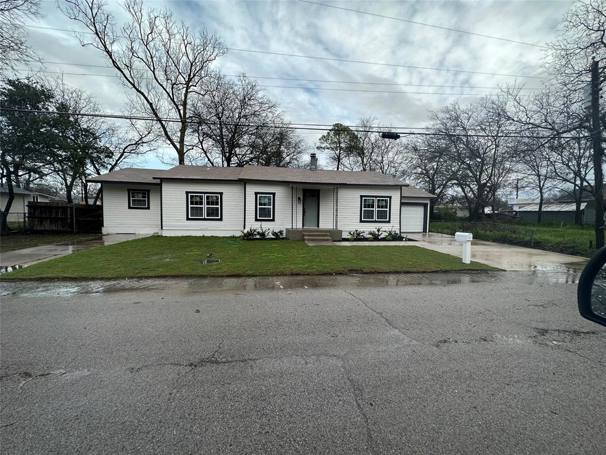 1117 E Chambers St, Cleburne, TX 76031 - photo 1