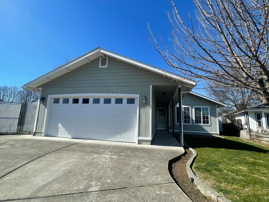 931 Fairfield Cir, Central Point, OR 97502 - photo 1
