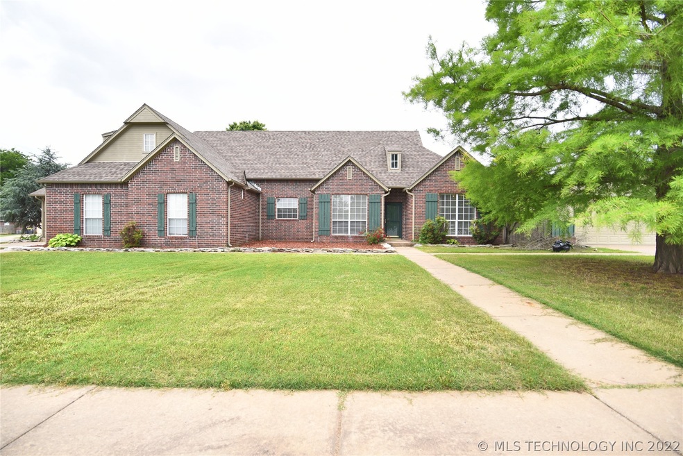 Corner lot in Jenks schools on .49 acres