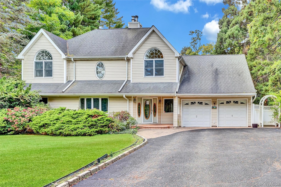 1 Oakleaf Ct, Huntington, NY 11743 - photo 1