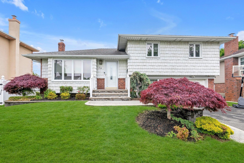 19 Alan Ct, Plainview, NY 11803 - photo 1