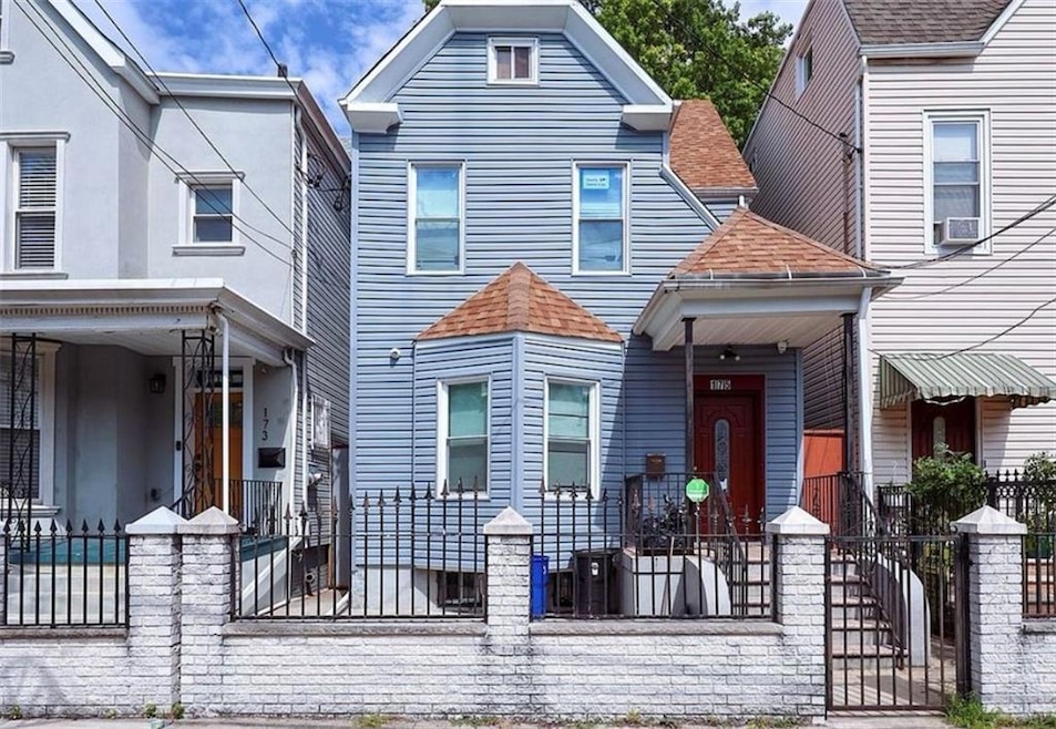 Sold $800,000 • Co-Listing Agent