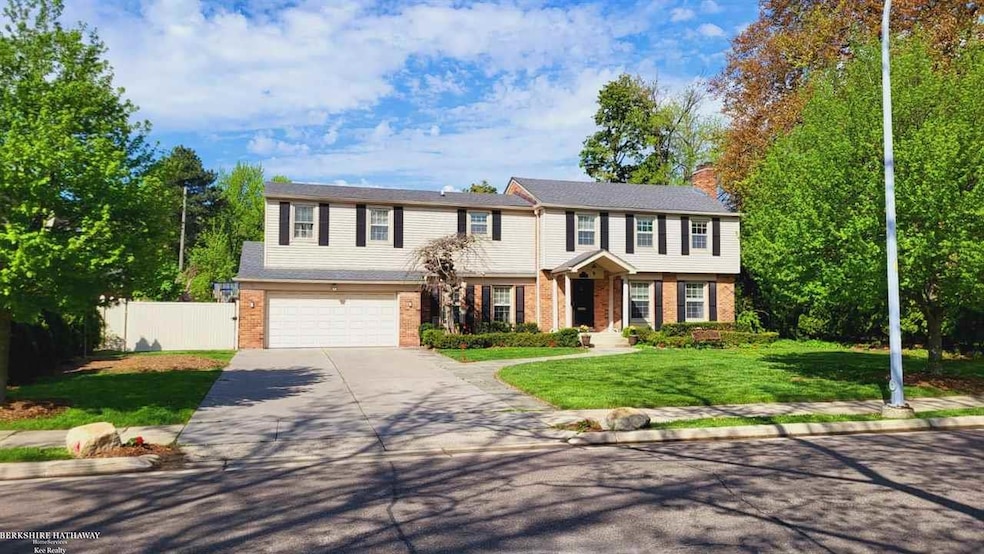 1003 Cadieux Rd, Grosse Pointe Park, MI 48230 - photo 1