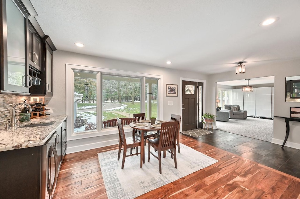 Dining area wwet bar