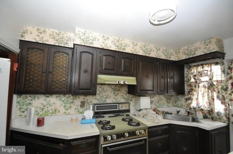 908 N Marlyn Ave, Essex, MD 21221 - photo 1