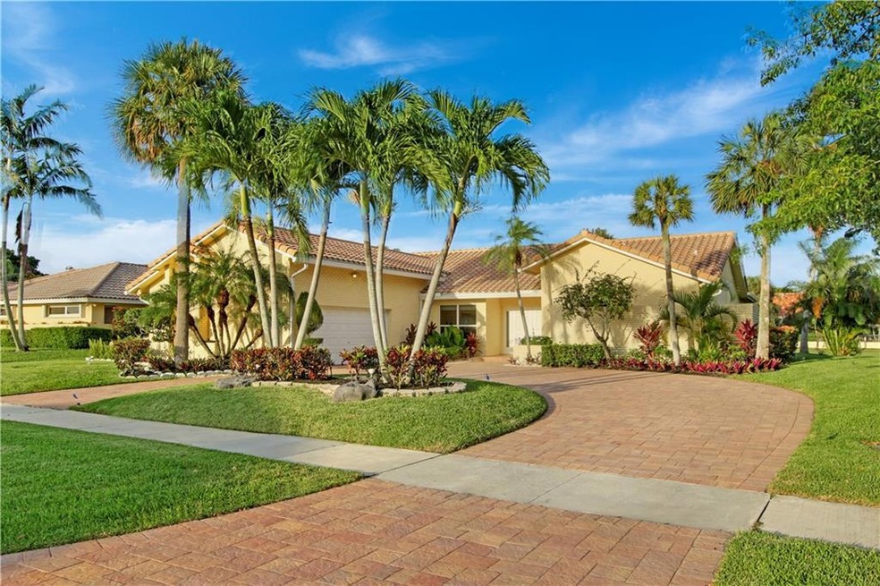 Welcome home to Golf Estates with NO MANDATORY MEM