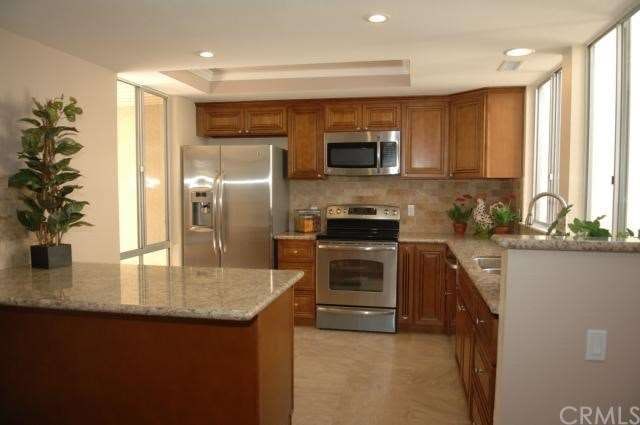 Stunning remodeled kitchen - brand new everything!