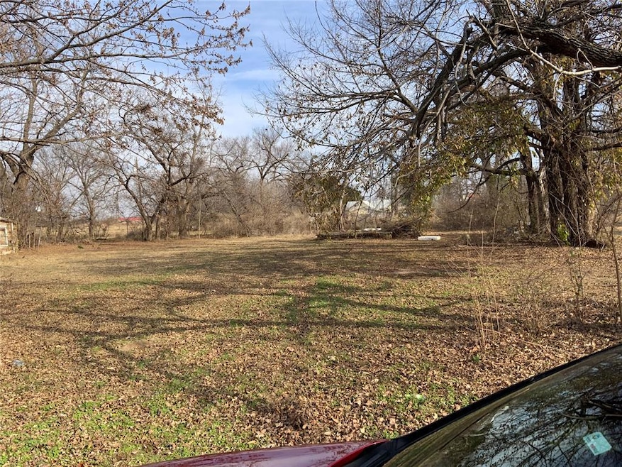 624 N 8th St, Chickasha, OK 73018 - photo 1