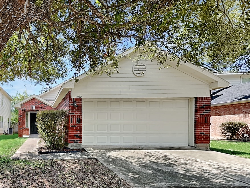 11010 Heather Bluff Ln, Houston, TX 77075 - photo 1