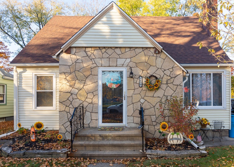 1639 Ferry St-15