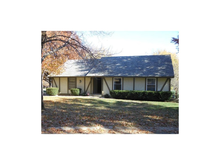 8919 Greenway Lane, Lenexa, KS 66215