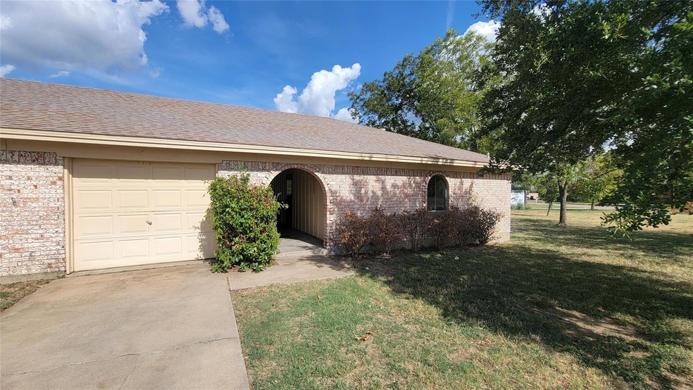 2100 Granbury St unit 2102, Cleburne, TX 76033 - photo 1