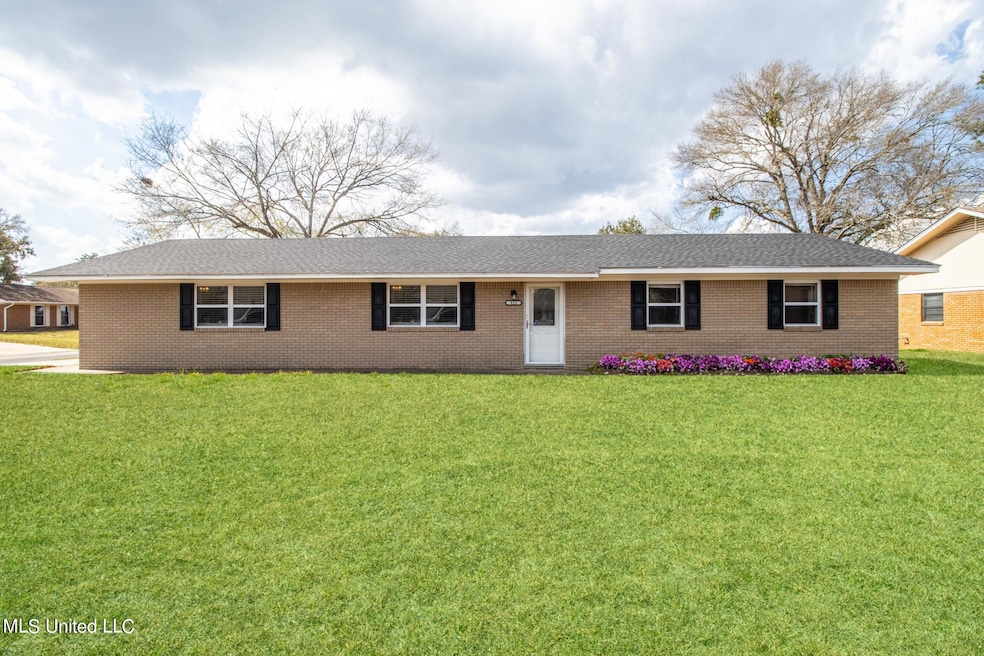 823 Bluewood
