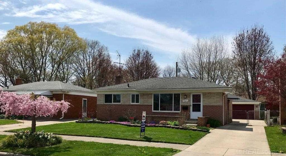 30671 Mayflower St, Roseville, MI 48066 - photo 1