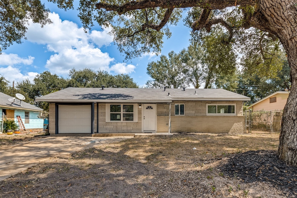 200 Pine St, Prairie View, TX 77445 - photo 1