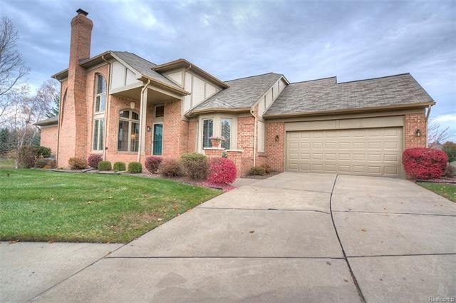 Welcome Home to this immaculate 2 Bedroom, Hills o