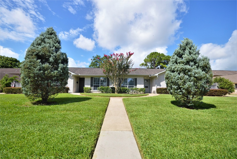 17128 Blackhawk Blvd unit 128, Friendswood, TX 77546 - photo 1