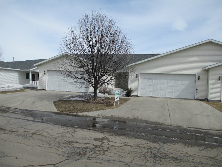 871 Kirkwood Dr, Grand Forks, ND 58201 - photo 1