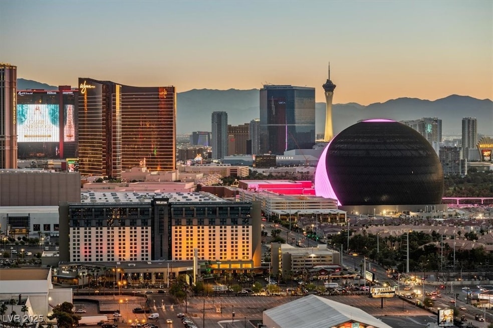 City view featuring a mountainous background