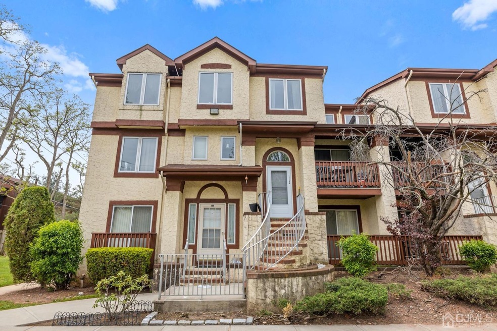 112 Michaels Ct, Woodbridge, NJ 07095 - photo 1