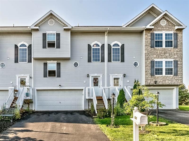 Immaculate & updated 3 Bedroom 2.5 Bath Townhome l
