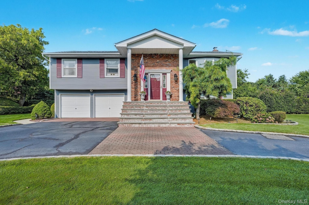 20 Peppermint Rd, ComMacK, NY 11725 - photo 1