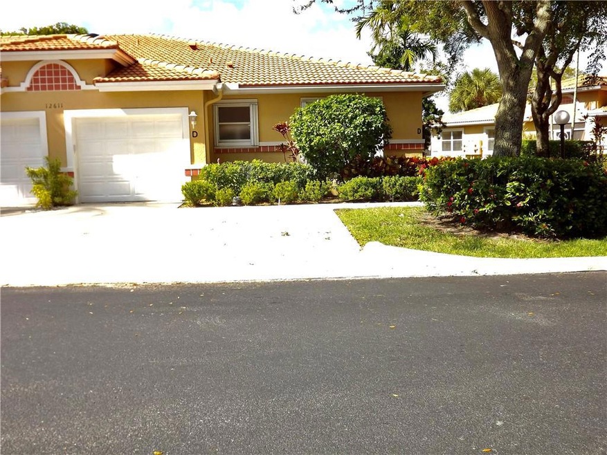 Villa front with 2 parking spaces in front