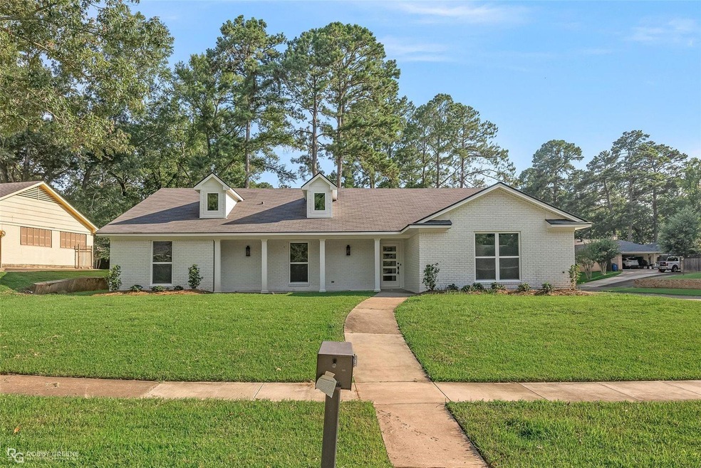View of front of house featuring a front yard