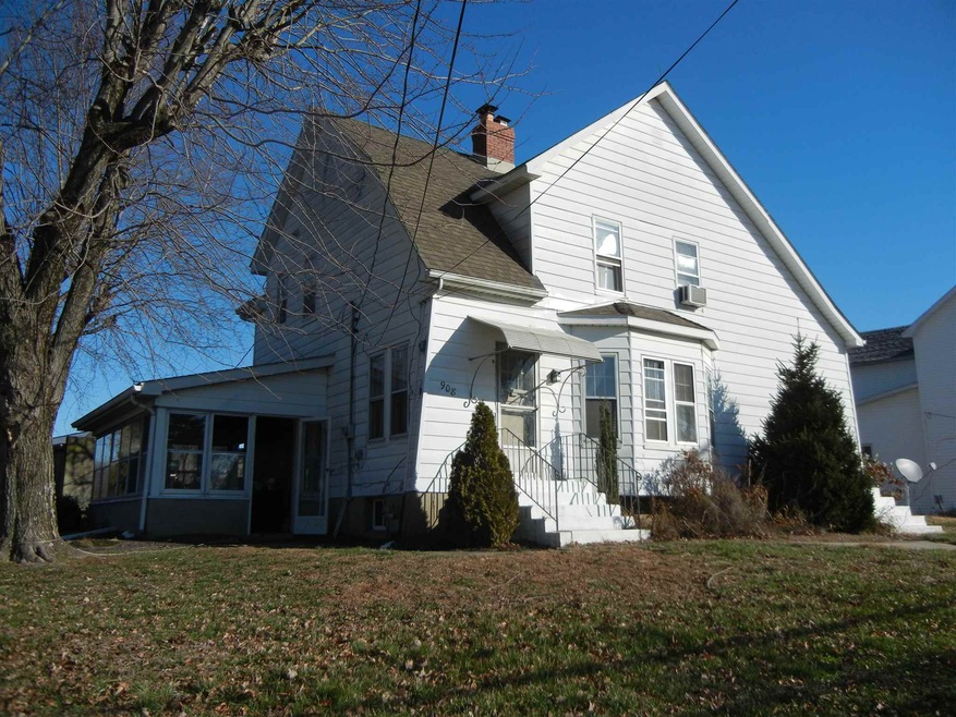 Front showing screened in porch