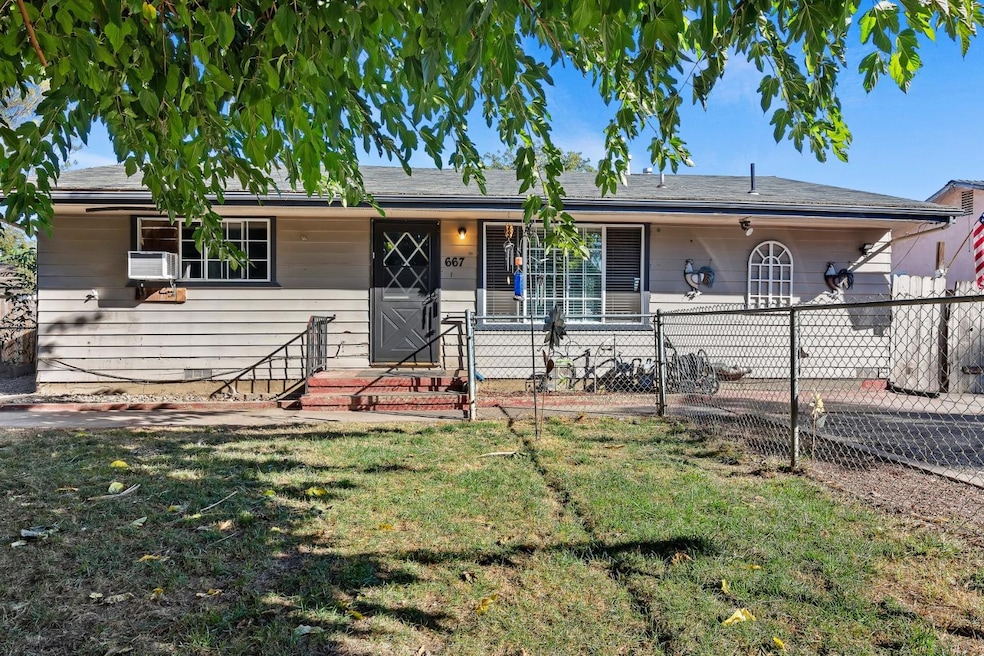 1/4 acre lot, fenced front yard, makes for a great