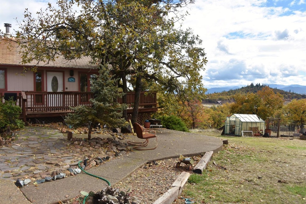 1352 W Linn Rd, Eagle Point, OR 97524 - photo 1