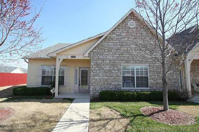 End unit with lots of space.  Clean and move-in-re