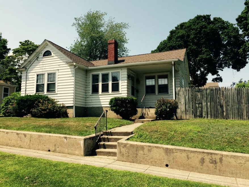 Charming cape located near Paradise Green, Stratfo