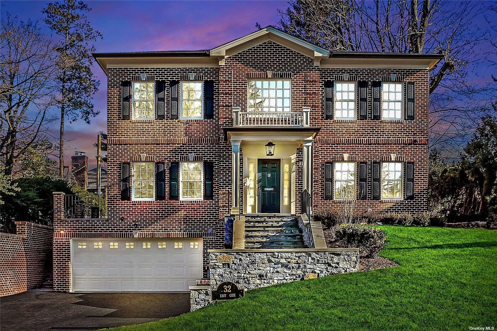 32 E Gate, Manhasset, NY 11030 - photo 1