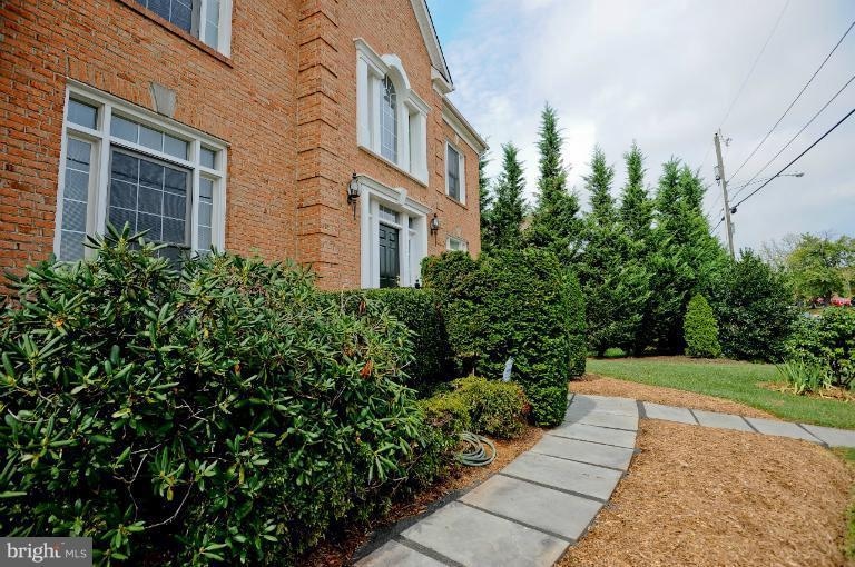 1954 Lord Fairfax Rd, Vienna, VA 22182 - photo 1