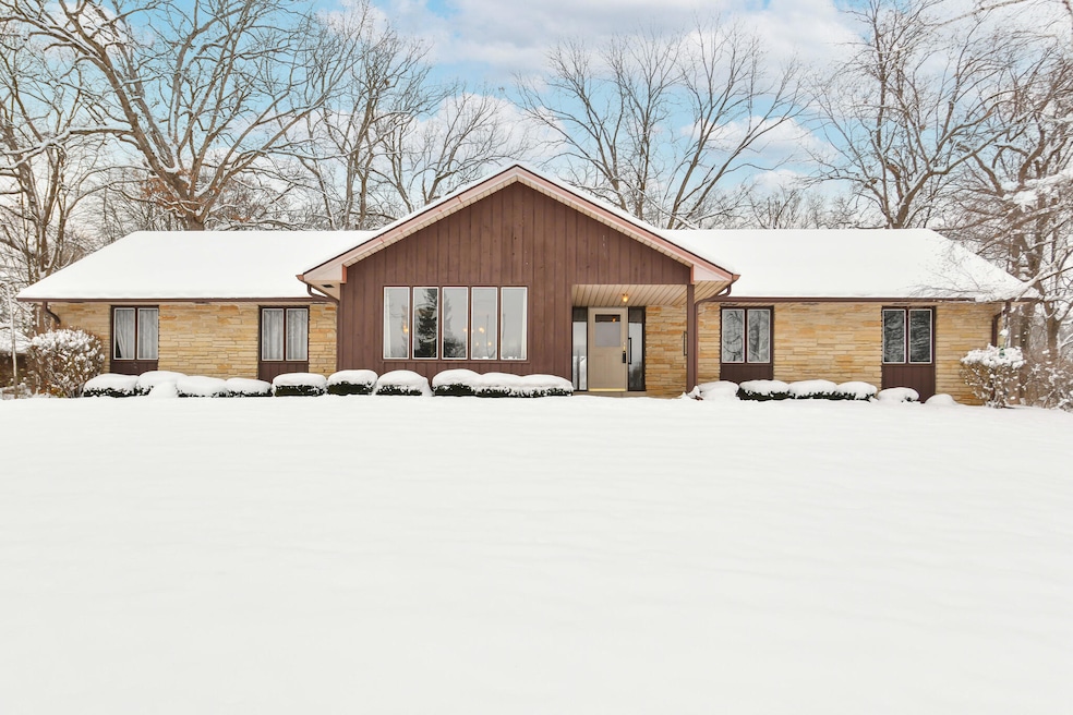 S40W26950 Oak Grove Ln, Waukesha, WI 53189 - photo 1