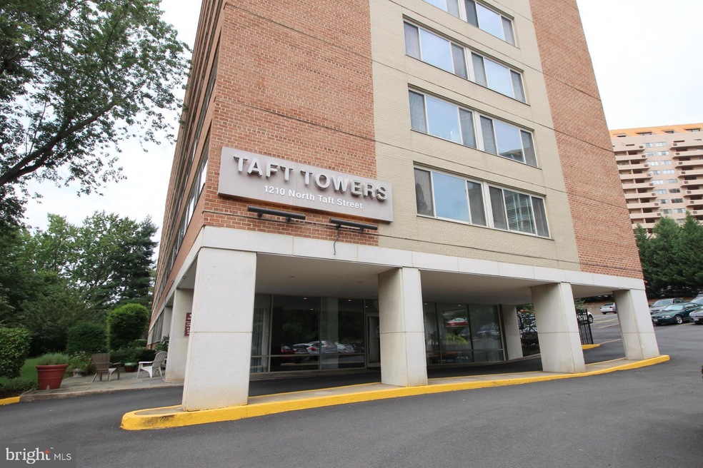 Taft Towers unit 806, Arlington, VA 22201 - photo 1
