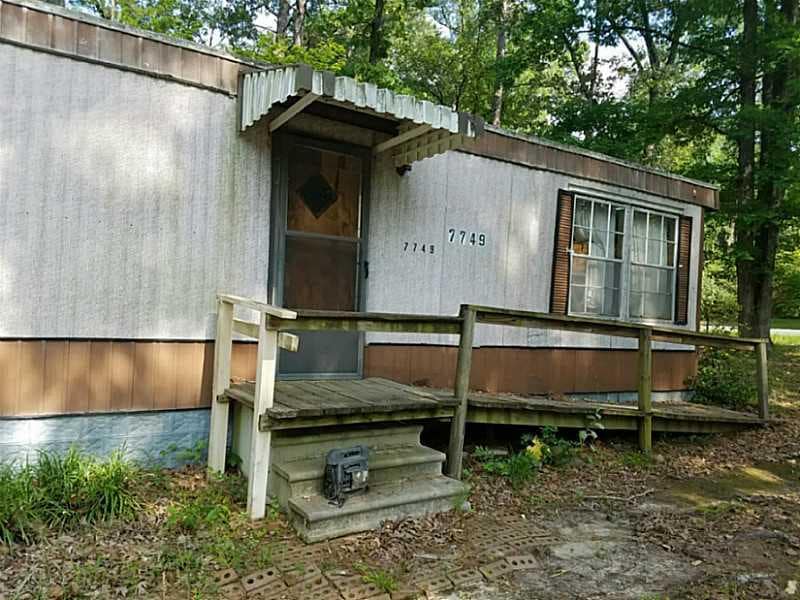 Front Porch. Front entry with wheelchair ramp/conc
