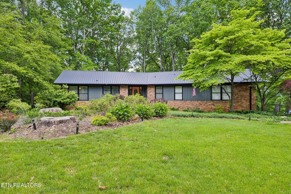 2-web-or-mls-1078 W Outer Dr - 002