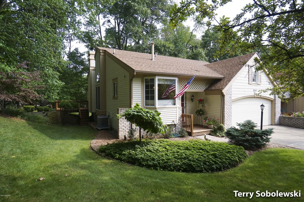 2165 Edington Dr SE, Kentwood, MI 49508-