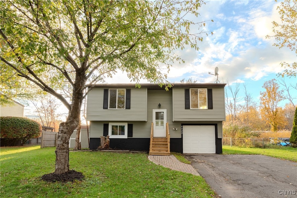 8423 Torchwood Ln, Cicero, NY 13039 - photo 1