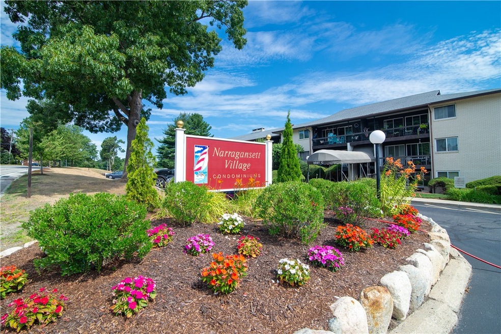 400 Narragansett Pkwy unit 12, Warwick, RI 02888 - photo 1