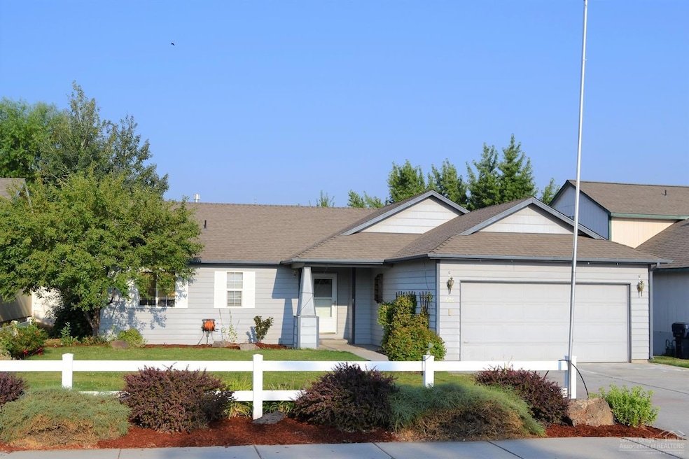 1935 SW 35th St, Redmond, OR 97756 - photo 1