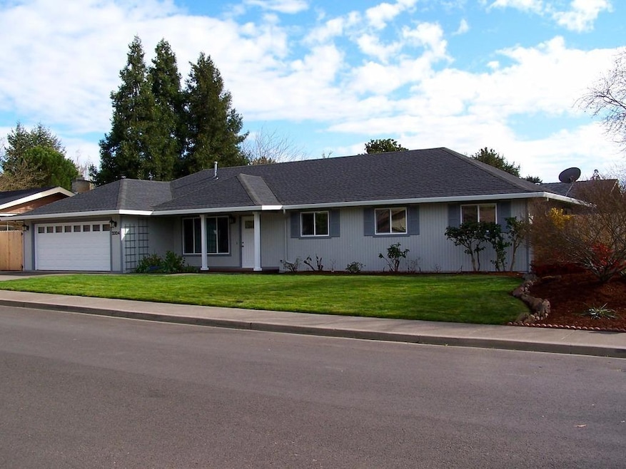 2324 Petunia St, Medford, OR 97504 - photo 1