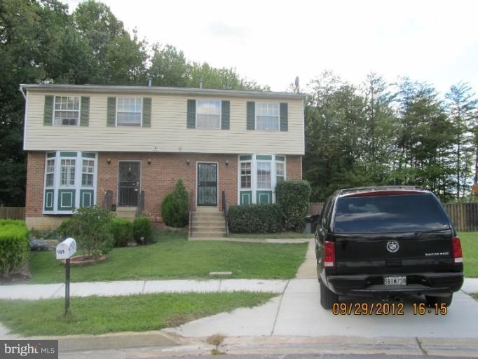 927 Central Hills Ln, Hyattsville, MD 20785 - photo 1