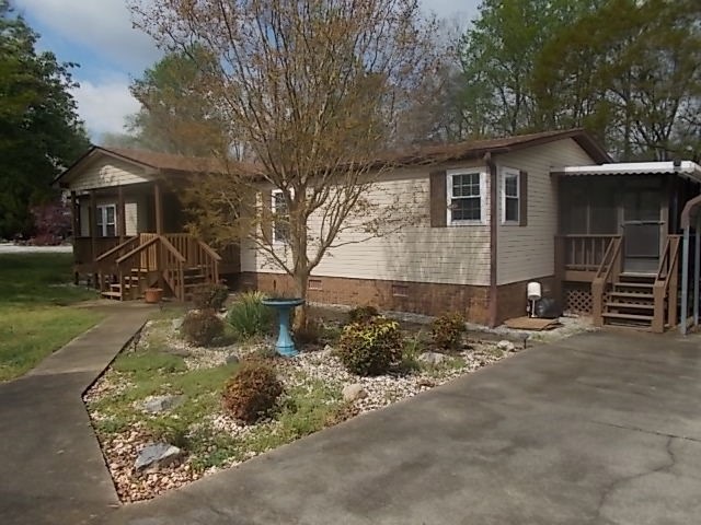 Front porch, screened room adds to nice space