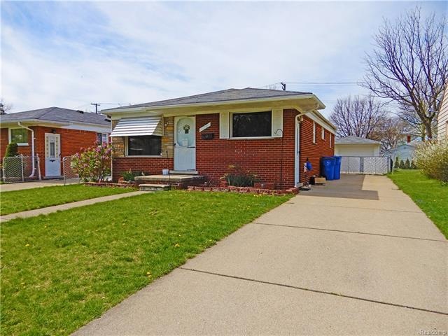 CLEAN & MOVE IN CONDITION BRICK RANCH IN CRESTWOOD