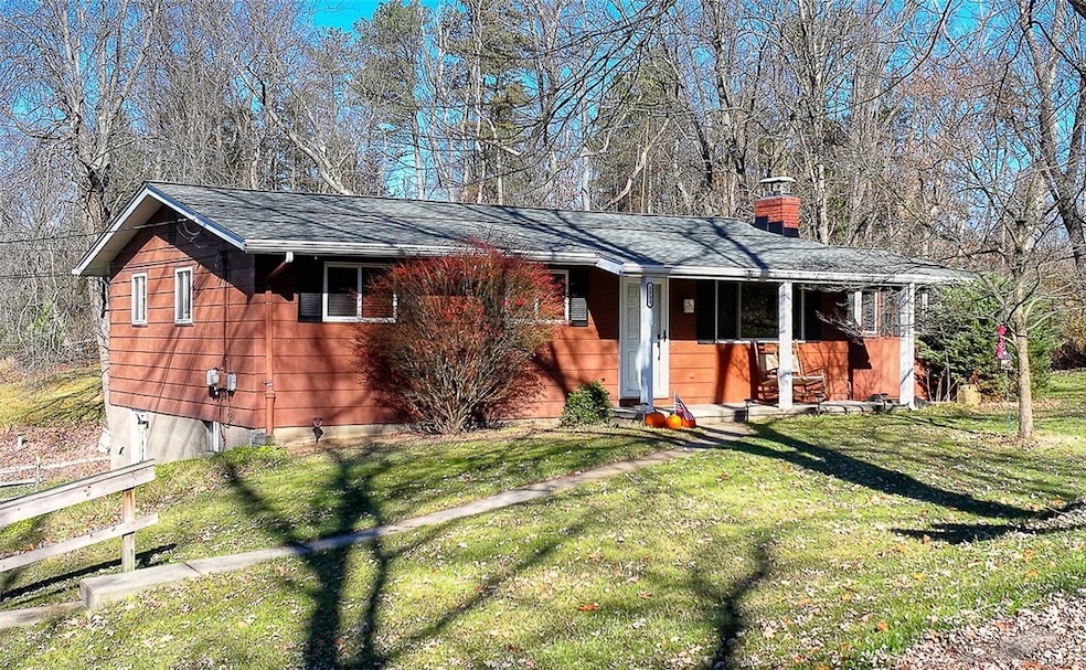 Ranch home in Richland, with .44 acre lot. 3 bdrm
