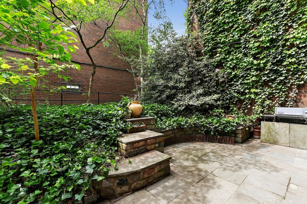 618 Washington St unit GA, New York, NY 10014 - photo 1